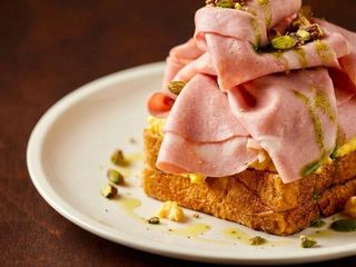 Tost scramble i mortadelą