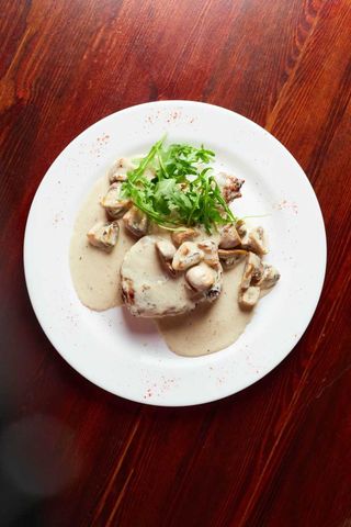 Эскалоп с шампиньонами и сливками 