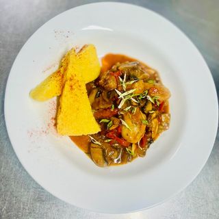 Tocăniță de ciuperci cu pui și mămăligă