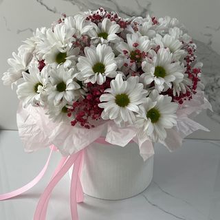 Композиція " Хризантема (3) та гіпсофіл рожевий (1)"