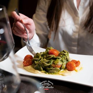 Orecchiette e Cime di Rape con Acciuga, Pomodorino su letto di purea Fave