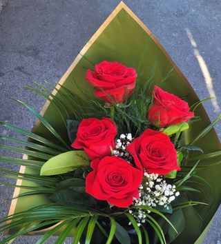 Trandafir rosu cu gipsofila  și palmier 