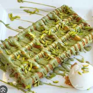 Gofre con sirope de pistacho y chocolate blanco 