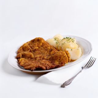 Kotlet schabowy, ziemniaki gotowane, surówka