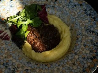 Томлені телячі щічки з картопляним пюре