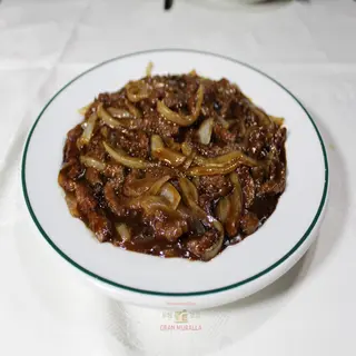 53. Ternera con cebolla