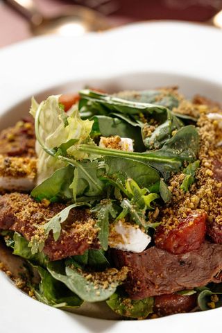 Салат з яловичої вирізки (витриманої 21 день) ,з запеченими томатами, хумусом з білої квасолі (280г)