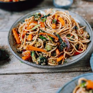 Espaguetti Al Estilo Thai Con Verduras Y Sesamo