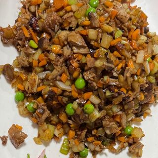 Lechuga Rellena Con Fideos Crujientes Y Mariscos