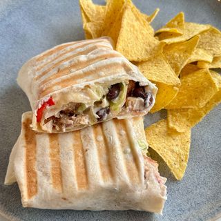 Тортила с пилешко + тортила чипс