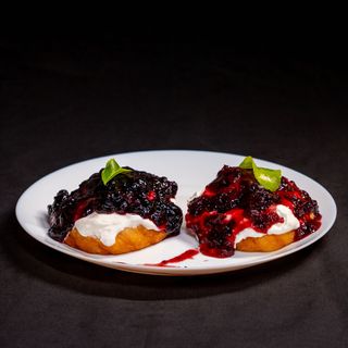 Papanasi cu dulceata de visine si afine