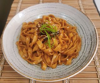 Mladi luk soja sos svui rezanci