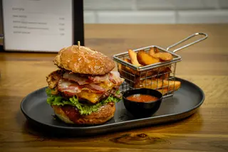 Burger 224 sa hrskavom slaninom