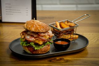 Burger 224 sa hrskavom slaninom