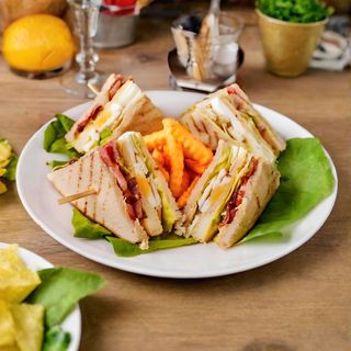 Сэндвич с семгой и картофелем фри