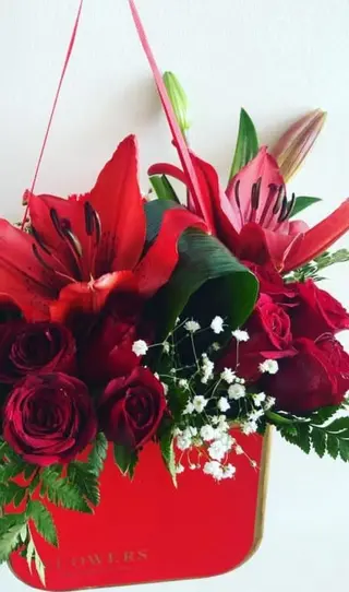 Box Cœur - 8 Roses Rouges & 2 Lys Rouges