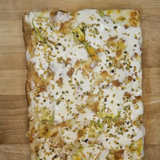 Fiori, stracchino e pistacchio   teglia 1/2 per due persone