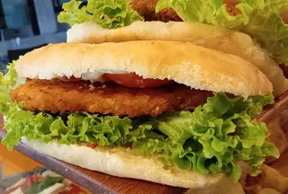 Panino cotoletta, insalata, maionese