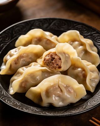 Kuvane knedle sa govedinom 牛肉水饺