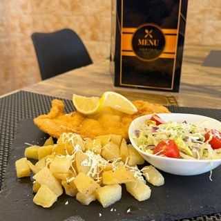 Escalope empanado de pollo con patatas y ensalada