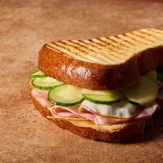 Tost brioche - szynka cotto + mozzarella + sos marinara