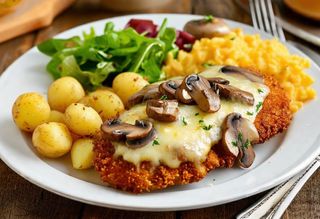 Schabowy z pieczarkami, ser żółty, ziemniaki, surówka, zupa