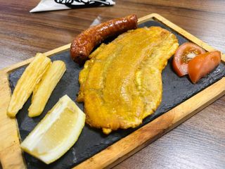 Patacón con chorizo