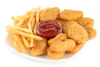 Куриные наггетсы с хрустящей корочкой и картофелем фри