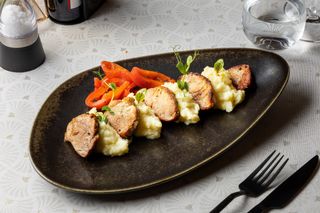 Mușchiuleț de porc cu piure și salată de ardei copt