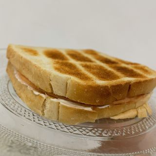 Sandwich de pavo, queso y mantequilla 