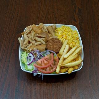 Carne Con Ensalada Y Patatas Y Arroz