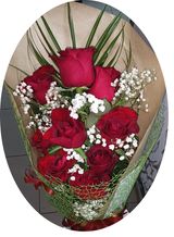 Букет от 9 рози с богата зеленина и луксозна опаковка (1бр)