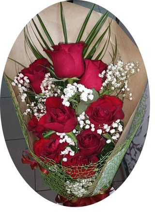 Букет от 9 рози с богата зеленина и луксозна опаковка (1бр)