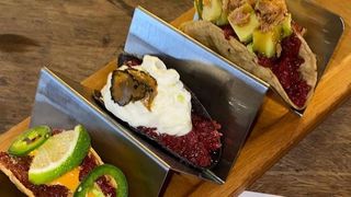 Tacos con tartare di manzo, avocado e salsa teriyaki - 3 pezzi