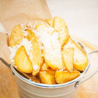 Cartofi Wedges cu usturoi și parmezan