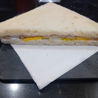 Tramezzino con tonno e uovo