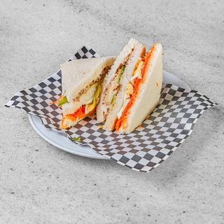 Sándwich De Atún Con Huevo Duro Y Aguacate