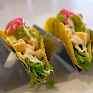 taco de langostino, lechuga, salsa de yogurt y aguacate 2 unds.