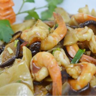 Gambas con bambú y setas chinas