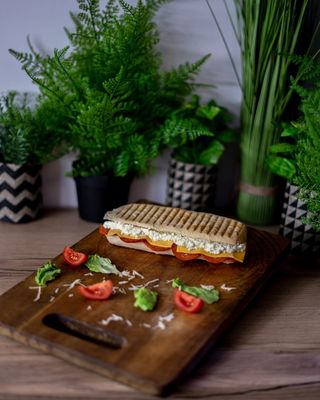 Свеж сандвич с италиански колбас пеперони и кашкавал 