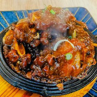 Costine di manzo alla piastra alla salsa al pepe nero