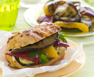 Panino con verdure grigliate e provola