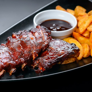 Coaste de porc picante cu garnitură la alegere