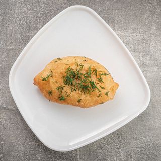 Пирожок с капустой жареный