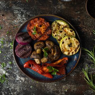 Legume la grill cu sos picadillo