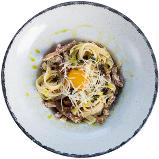 Паста карбонара з копченостями на вершковому соусі