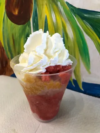 Granita di frutta fresca con panna