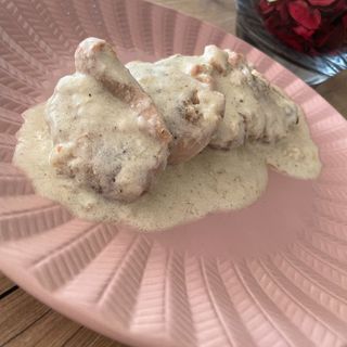 Pollo  en salsa de champiñones y bacon (350g)