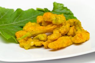 Fiori di zucca in pastella ripieni di ricotta di bufala