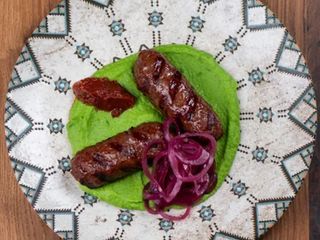 Мітітеї з теля на вугіллі пюре із зеленого горошку з маринованою цибулею та аджикою (310 г)